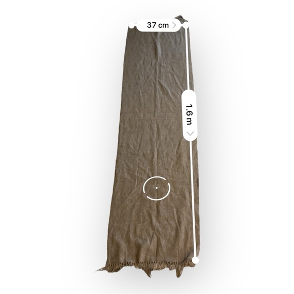 Bloomingdale's Scarf in excellent condition - Picture 4 of 4